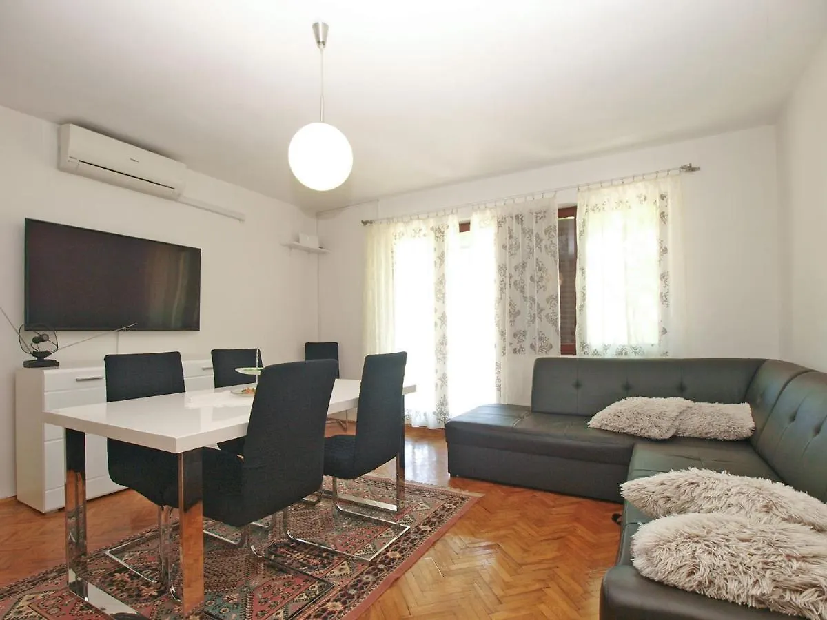Apartments Tomislav 2078 Peroj
